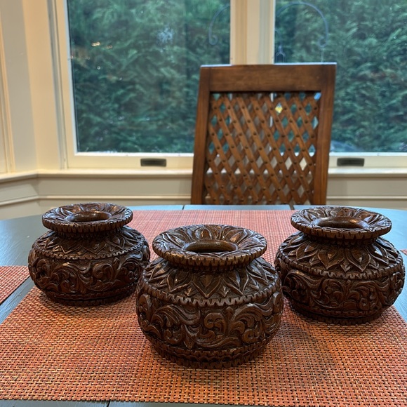 Hand carved and turned decorative wooden vase with round shape and curved lip. - Picture 5 of 5